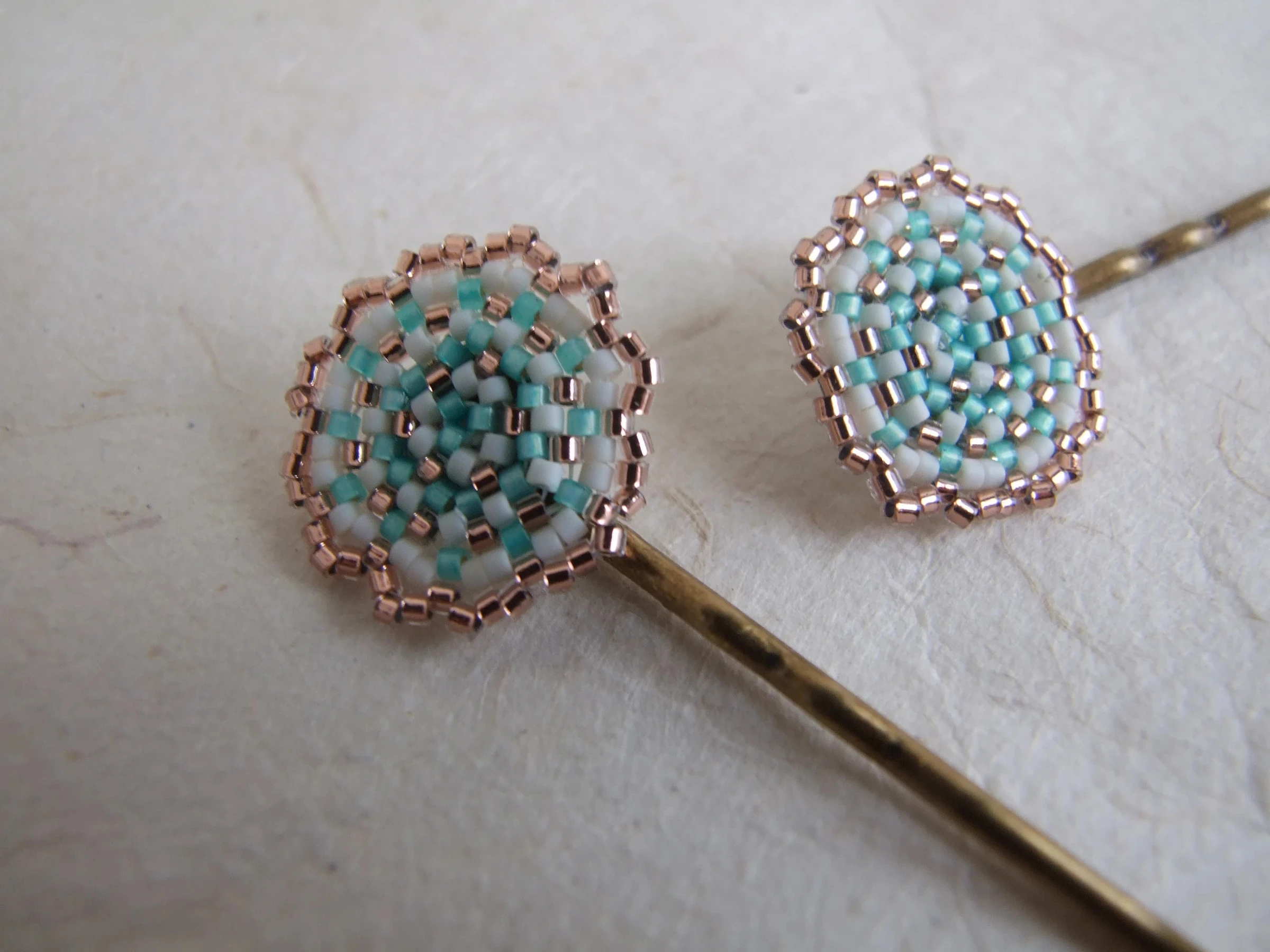 Barrettes à cheveux - motifs de rosace beige, vert et cuivré